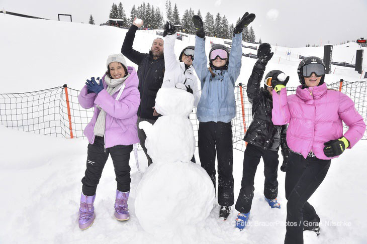 Sascha Rinne und T&ouml;chter mit Stephanie Stumph, 4. &bdquo;Kinderlachen Parallel-Slalom  Klein mit Gro&szlig;&ldquo; auf der Jufen Beach Alm und &bdquo;Charity-Kochen&ldquo; im Hotel Grand Tirolia in Kitzb&uuml;hel am 21./22.02.2026 &copy;Foto: BrauerPhotos / Goran Nitschke